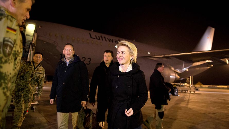 Bundesverteidigungsministerin Ursula von der Leyen (CDU) wird am 06.12.2015 auf dem Militärflughafen in Masar-i-Scharif von Brigadegeneral Andreas Hannemann begrüßt. Foto: dpa 