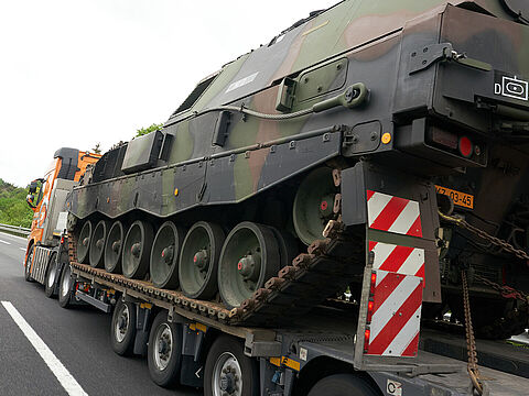 Schwertransport einer Panzerhaubitze 2000 mit niederländischem Kennzeichen auf der A1. Bei dem gemeinsamem Projekt mit Holland hat Deutschland der Ukraine bisher 14 Panzerhaubitzen 2000 geliefert (Stand: 24. März 2023). Foto: picture alliance/dpa | Thomas Frey