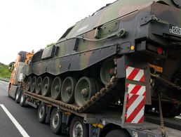 Schwertransport einer Panzerhaubitze 2000 mit niederländischem Kennzeichen auf der A1. Bei dem gemeinsamem Projekt mit Holland hat Deutschland der Ukraine bisher 14 Panzerhaubitzen 2000 geliefert (Stand: 24. März 2023). Foto: picture alliance/dpa | Thomas Frey