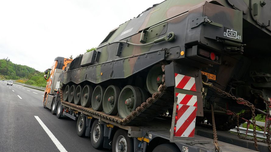 Schwertransport einer Panzerhaubitze 2000 mit niederländischem Kennzeichen auf der A1. Bei dem gemeinsamem Projekt mit Holland hat Deutschland der Ukraine bisher 14 Panzerhaubitzen 2000 geliefert (Stand: 24. März 2023). Foto: picture alliance/dpa | Thomas Frey