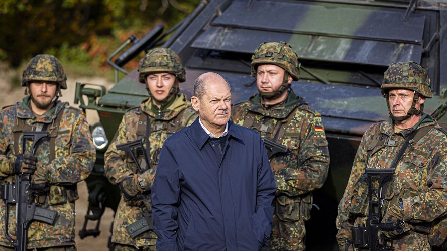 Bundeskanzler Olaf Scholz (M.) im Oktober 2022 vor der Ausbildungs- und Lehrübung des Heeres im Landkreis Heidekreis in der Lüneburger Heide zwischen Soldaten. Foto: picture alliance/dpa | Moritz Frankenberg