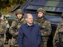 Bundeskanzler Olaf Scholz (M.) im Oktober 2022 vor der Ausbildungs- und Lehrübung des Heeres im Landkreis Heidekreis in der Lüneburger Heide zwischen Soldaten. Foto: picture alliance/dpa | Moritz Frankenberg