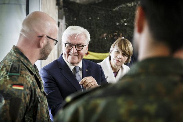 Kein Damenprogramm für die "First Lady": Auch Elke Büdenbender stellte sich dem Dialog mit den Soldaten Foto: Jesco Denzel 