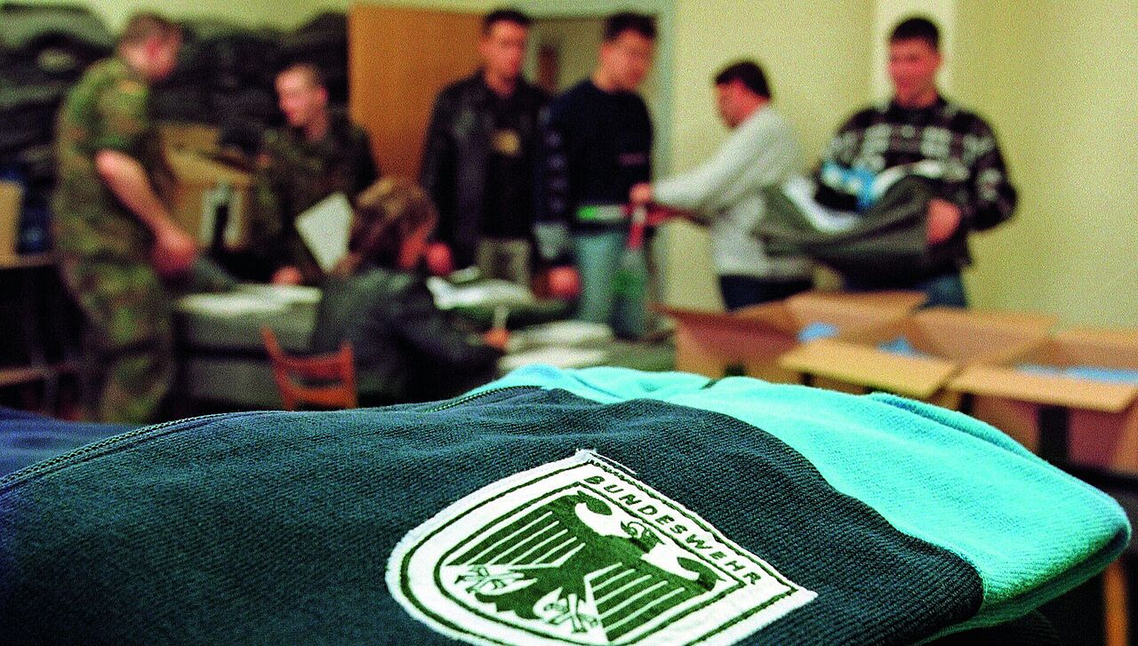 Die letzten Wehrpflichtigen bei der Einkleidung im Jahr 2011. Die Wehrpflicht wurde nach den Niederlagen der preußischen Armee bei Jena und Auerstedt vom HeeresreformerScharnhorst konzipiert. In der Bundesrepublik galt sie seit 1957. Foto: picture alliance