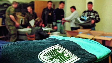 Die letzten Wehrpflichtigen bei der Einkleidung im Jahr 2011. Die Wehrpflicht wurde nach den Niederlagen der preußischen Armee bei Jena und Auerstedt vom HeeresreformerScharnhorst konzipiert. In der Bundesrepublik galt sie seit 1957. Foto: picture alliance