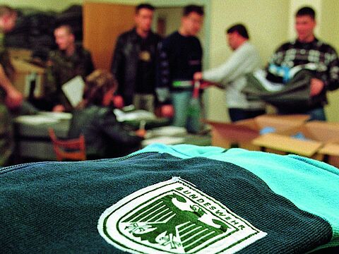 Die letzten Wehrpflichtigen bei der Einkleidung im Jahr 2011. Die Wehrpflicht wurde nach den Niederlagen der preußischen Armee bei Jena und Auerstedt vom HeeresreformerScharnhorst konzipiert. In der Bundesrepublik galt sie seit 1957. Foto: picture alliance