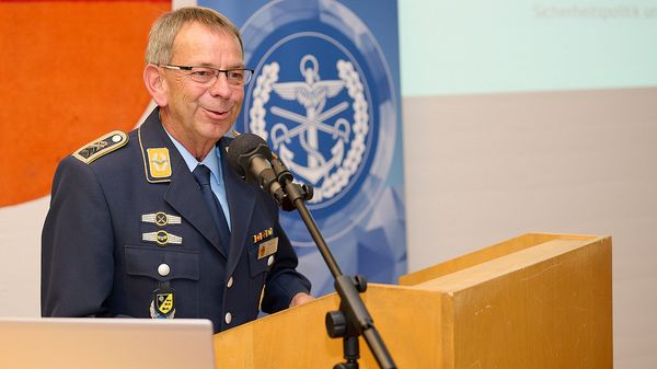 Bezirksvorsitzender Oberstabsfeldwebel Harald Lott begrüßt zum Vortrag "Das Landeskommando Baden-Württemberg: Auftrag, Aufgaben, Schwerpunkte". Foto: Ingo Kaminsky