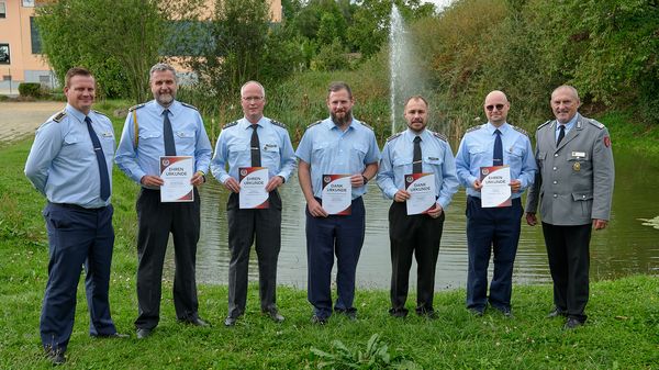 Stabsfeldwebel Christian Schleicher (l.) dankte Mandatsträgern seines Bezirks für ihren Einsatz und die Zusammenarbeit, hier mit Landesvorsitzenden Oberstleutnant a.D. Josef Rauch (r.). Foto: Ingo Kaminsky