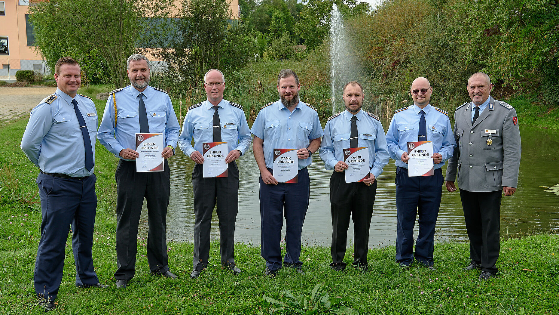 Stabsfeldwebel Christian Schleicher (l.) dankte Mandatsträgern seines Bezirks für ihren Einsatz und die Zusammenarbeit, hier mit Landesvorsitzenden Oberstleutnant a.D. Josef Rauch (r.). Foto: Ingo Kaminsky