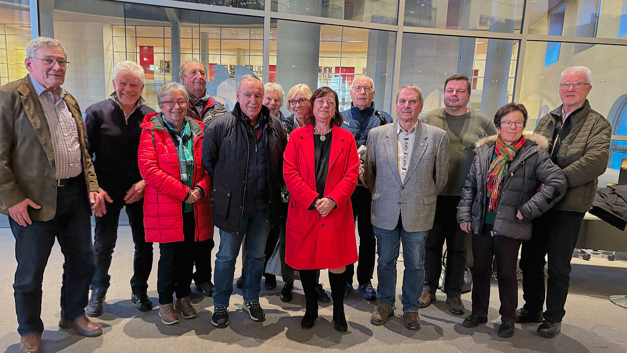 Dr. Bärbel Kofler (Mitte) führte die Besuchergruppe auch auf die Besucherebene des Reichstagsgebäudes. Foto: KERH BGL