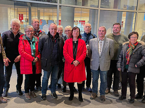 Dr. Bärbel Kofler (Mitte) führte die Besuchergruppe auch auf die Besucherebene des Reichstagsgebäudes. Foto: KERH BGL