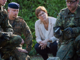 Annegret Kramp-Karrenbauer, hier bei einem Truppenbesuch im vergangenen Jahr, sprach im Interview mit dem Deutschlandfunk das ungewöhnliche Aufgabenspektrum der Bundeswehr in Corona-Zeiten an. Foto: Bundeswehr/Maximilian Schulz