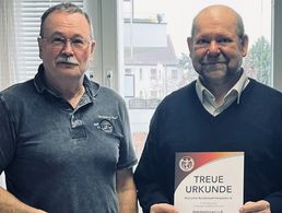 Die Treueurkunde für 50 Mitgliedschaft im DBwV konnte der Vorsitzende der KERH Strausberg, Oberstleutnant a.D. Horst Matschey (l.) an Stabsbootsmann a.D. Rudolf Klug aushändigen. Foto: Kurt Krieger