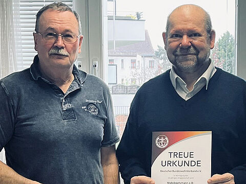 Die Treueurkunde für 50 Mitgliedschaft im DBwV konnte der Vorsitzende der KERH Strausberg, Oberstleutnant a.D. Horst Matschey (l.) an Stabsbootsmann a.D. Rudolf Klug aushändigen. Foto: Kurt Krieger