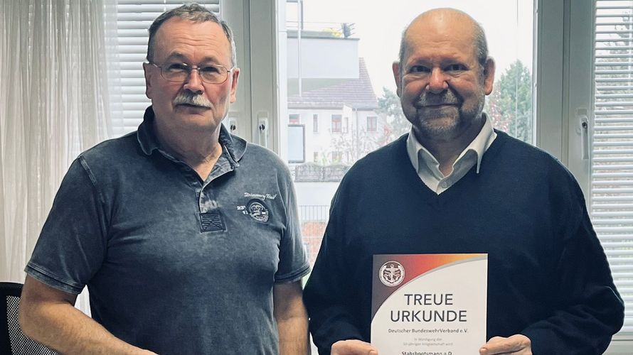 Die Treueurkunde für 50 Mitgliedschaft im DBwV konnte der Vorsitzende der KERH Strausberg, Oberstleutnant a.D. Horst Matschey (l.) an Stabsbootsmann a.D. Rudolf Klug aushändigen. Foto: Kurt Krieger