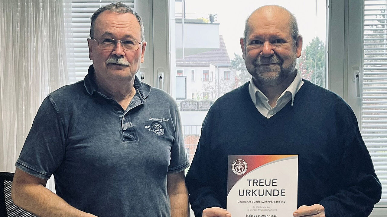 Die Treueurkunde für 50 Mitgliedschaft im DBwV konnte der Vorsitzende der KERH Strausberg, Oberstleutnant a.D. Horst Matschey (l.) an Stabsbootsmann a.D. Rudolf Klug aushändigen. Foto: Kurt Krieger