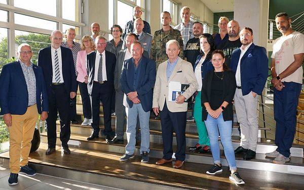 Das aktuelle SVS-Kuratorium mit ihrem Sprecher Generalleutnant a.D. Bruno Kasdorf (helles Sacko) und dem SVS-Vorsitzenden Uwe Köpsel (M.) Foto: DBwV/Kruse
