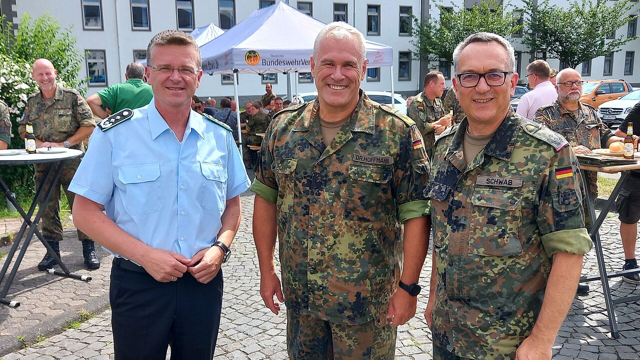 Im Gespräch mit dem DBwV-Bundesvorsitzenden Oberst André Wüstner und dem StOKa Vorsitzenden Oberstleutnant Michael Schwab: Generalstabsarzt Dr. med. Ralf Hoffmann, Inspekteur des Sanitätsdienstes der Bundeswehr (Mitte). Foto: Gerald Arleth