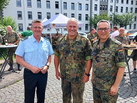 Im Gespräch mit dem DBwV-Bundesvorsitzenden Oberst André Wüstner und dem StOKa Vorsitzenden Oberstleutnant Michael Schwab: Generalstabsarzt Dr. med. Ralf Hoffmann, Inspekteur des Sanitätsdienstes der Bundeswehr (Mitte). Foto: Gerald Arleth