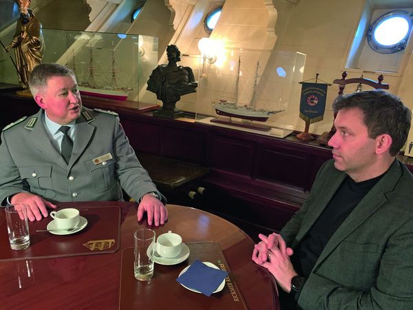 Der Landesvorsitzende Nord, Oberstleutnant Thomas Behr, im Gespräch mit dem SPD-Vorsitzenden Lars Klingbeil (r.). Foto: DBwV/Jungbluth