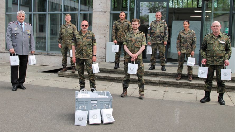 Ingo Zergiebel (l.) und Frank-Udo Reiche (r.) bedankten sich bei den eingesetzten Kräften und brachten kleine Geschenke mit. Foto: DBwV/Hahn