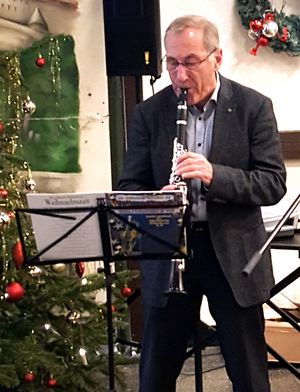 Oberstabsfeldwebel a.D. Erhard Rada stimmte musikalisch auf die Weihnachtszeit ein. Foto: Roland Stengl