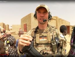 Hauptfeldwebel Daniel bei einer der Ausfahrten in Mali, bei denen auch der direkte Kontakt zu Einheimischen gesucht wurde Foto: Screenshot/youtube