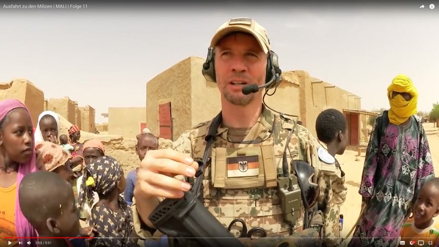 Hauptfeldwebel Daniel bei einer der Ausfahrten in Mali, bei denen auch der direkte Kontakt zu Einheimischen gesucht wurde Foto: Screenshot/youtube