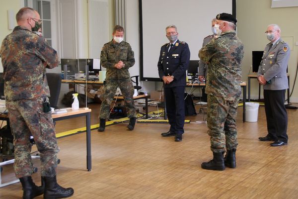 Gemeinsam mit dem stellvertretenden Kommandeur des Kommandos, Brigadegeneral Andreas Henne, besuchte Steinmetz anschließend die Operationszentrale in der Julius-Leber-Kaserne. Foto: DBwV/Uwe Hahn