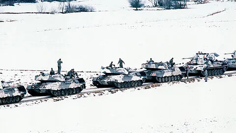 Westdeutsche Leopard-1-Kampfpanzer und Gepard-Zwillings-35-mm-Selbstfahr-Luftabwehrkanonen halten auf einer Straße während „Central Guardian“, einer Phase der Übung „Reforger 1985". Foto: SGT. David Nolan/US Military