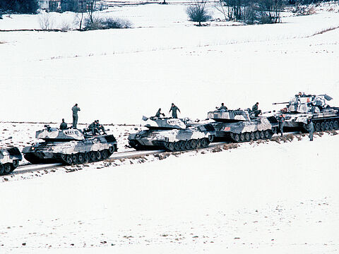 Westdeutsche Leopard-1-Kampfpanzer und Gepard-Zwillings-35-mm-Selbstfahr-Luftabwehrkanonen halten auf einer Straße während „Central Guardian“, einer Phase der Übung „Reforger 1985". Foto: SGT. David Nolan/US Military