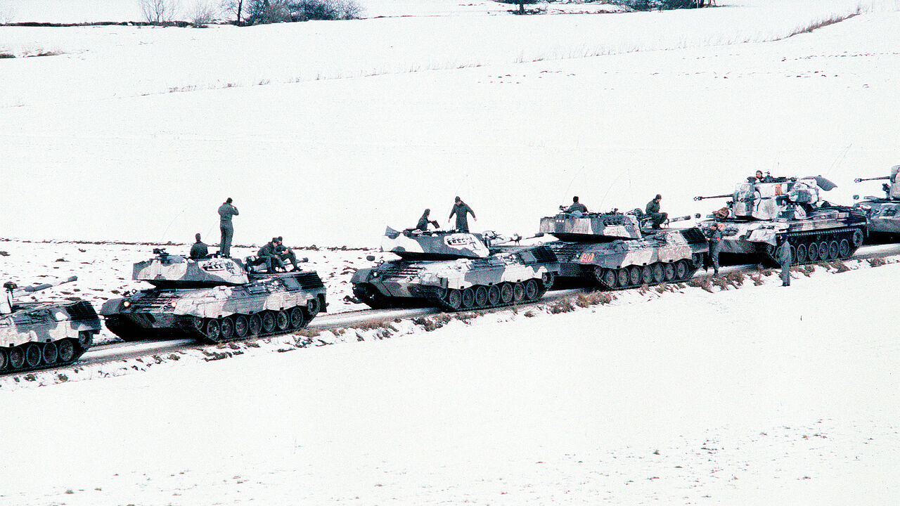 Westdeutsche Leopard-1-Kampfpanzer und Gepard-Zwillings-35-mm-Selbstfahr-Luftabwehrkanonen halten auf einer Straße während „Central Guardian“, einer Phase der Übung „Reforger 1985". Foto: SGT. David Nolan/US Military