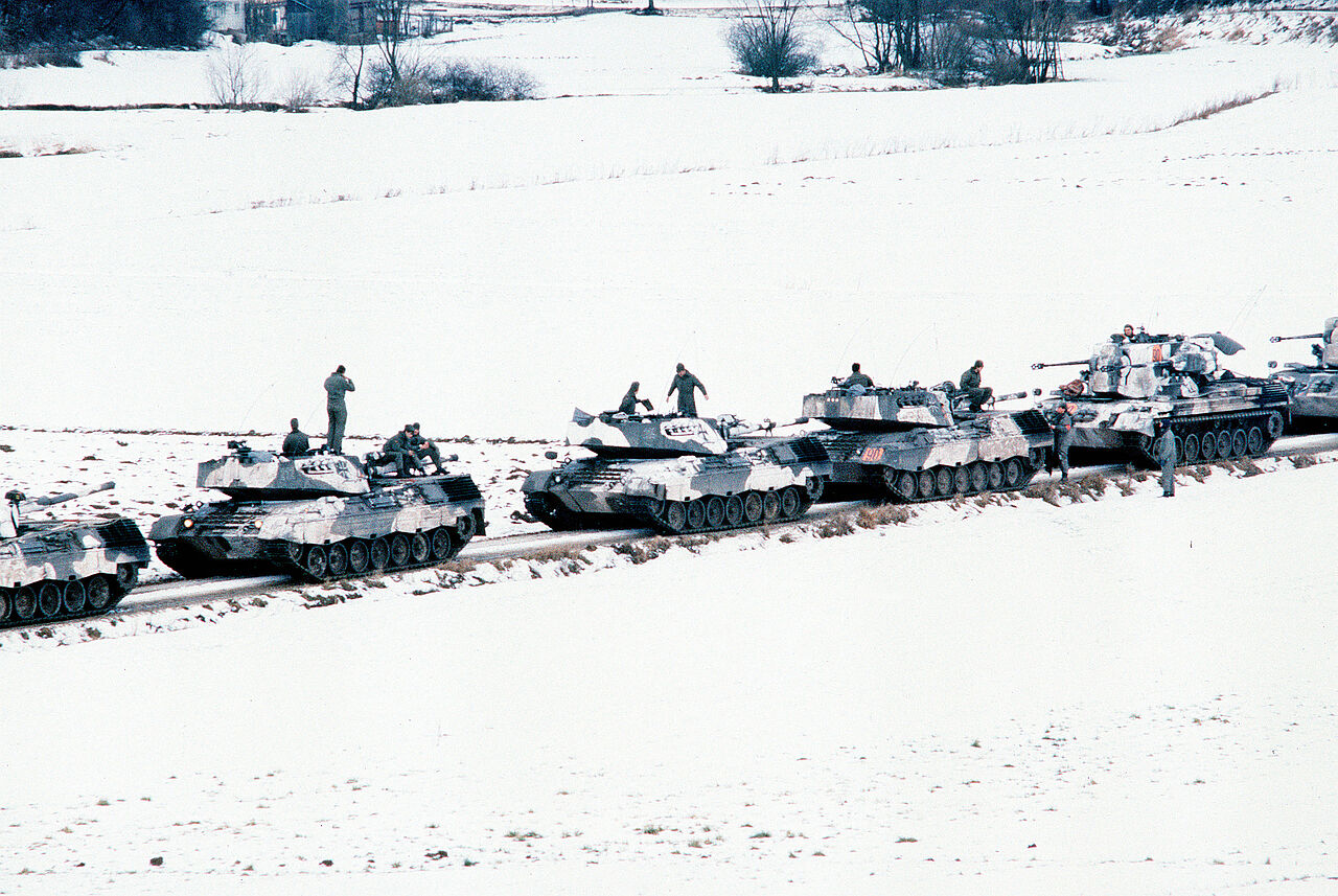 Westdeutsche Leopard-1-Kampfpanzer und Gepard-Zwillings-35-mm-Selbstfahr-Luftabwehrkanonen halten auf einer Straße während „Central Guardian“, einer Phase der Übung „Reforger 1985". Foto: SGT. David Nolan/US Military