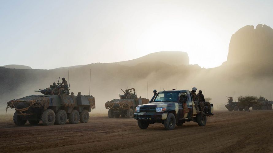 Französische und malische Streitkräfte im Anti-Terror-Einsatz: Präsident Macron hat nach der G5-Konferenz angekündigt, den französischen Kräfteansatz vor Ort nicht zu reduzieren. Foto: Etat-major des armées.