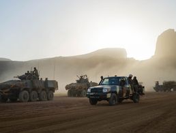 Französische und malische Streitkräfte im Anti-Terror-Einsatz: Präsident Macron hat nach der G5-Konferenz angekündigt, den französischen Kräfteansatz vor Ort nicht zu reduzieren. Foto: Etat-major des armées.