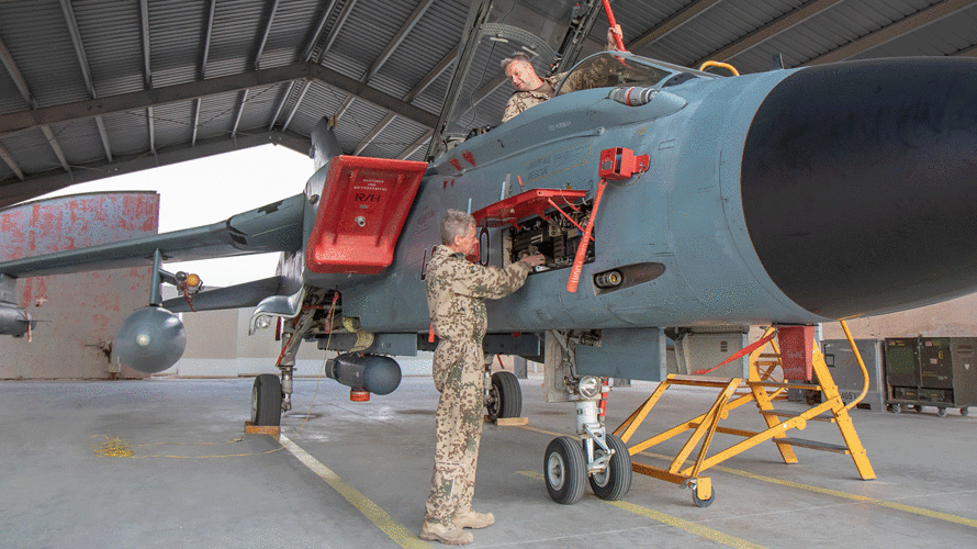 Techniker bei der Wartung eines "Tornado"-Aufklärungsjets auf der Basis Al-Asrak in Jordanien. Die Linksfraktion ist jetzt vor dem Bundesverfassungsgericht mit einer Klage gegen den Anti-IS-Einsatz der Bundeswehr gescheitert. Foto: DBwV/Christine Hepner