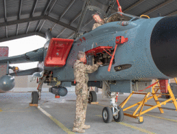 Techniker bei der Wartung eines "Tornado"-Aufklärungsjets auf der Basis Al-Asrak in Jordanien. Die Linksfraktion ist jetzt vor dem Bundesverfassungsgericht mit einer Klage gegen den Anti-IS-Einsatz der Bundeswehr gescheitert. Foto: DBwV/Christine Hepner