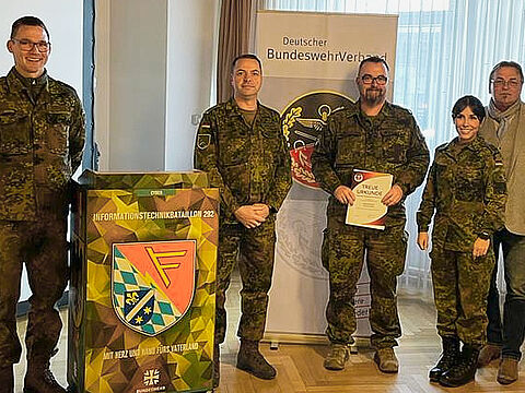 Stabsfeldwebel Michael Schick wurde bei der jüngsten Mitgliederversammlung der TruKa Dillingen geehrt. Foto: Christina Gleich