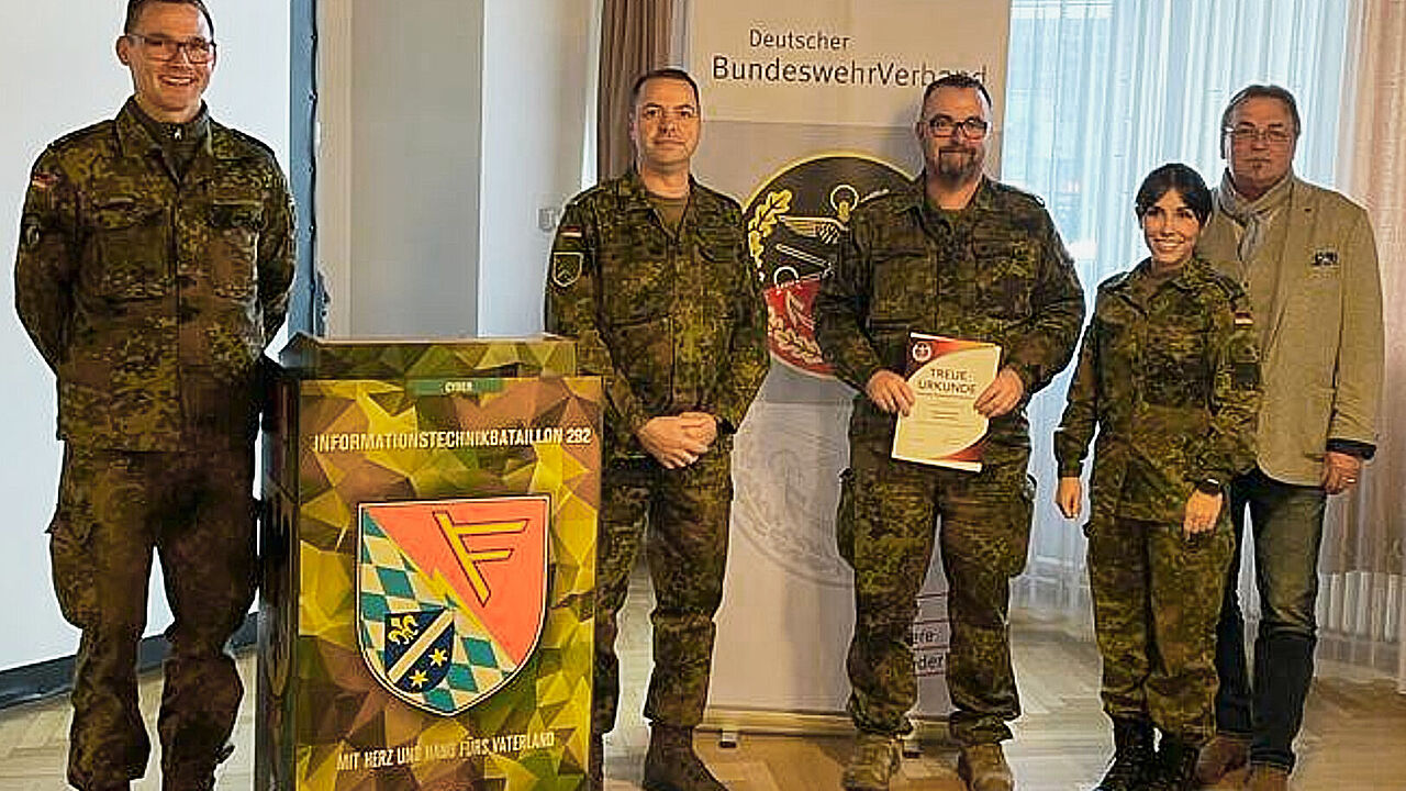 Stabsfeldwebel Michael Schick wurde bei der jüngsten Mitgliederversammlung der TruKa Dillingen geehrt. Foto: Christina Gleich