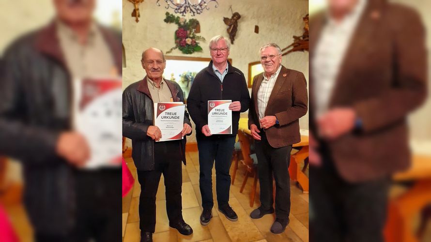Die Mitglieder Oberst a.D. Roland Krüger (v.l.n.r.) und Feldwebel d.R. Manfred Müller erhielten von Vorsitzendem Oberstleutnant a.D. Matthias Nickel ihre Treueurkunden und -nadeln. Foto: Matthias Nickel