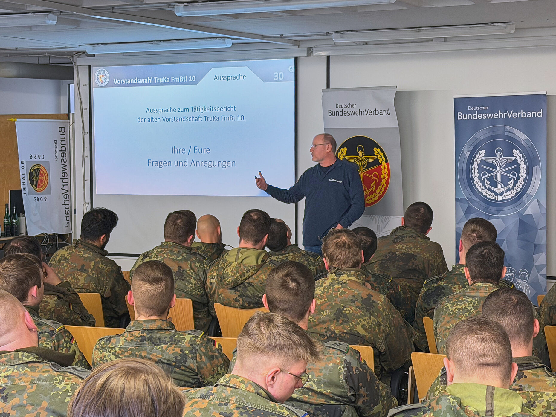 Bezirksvorsitzender Oliver Hartmann moderierte die Aussprache zum Tätigkeitsbericht und leitete die Wahl. Foto: Benedict L.