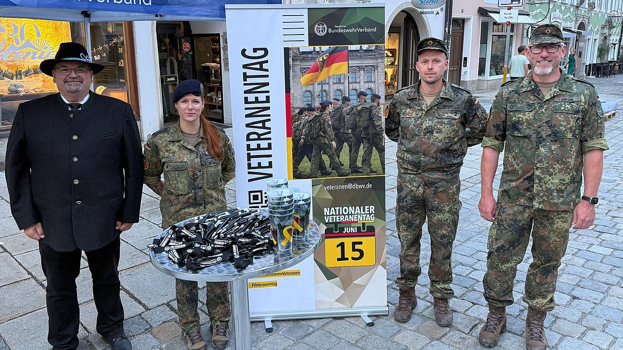 Kameradschaften des DBwV beim Veteranentag 2026 in Kaufbeuren: KERH‑Vorsitzender Hauptmann a.D. Friedel Wegner (von links), Stabsunteroffizier Verena Wolpert, TruKa‑Vorsitzender Hauptfeldwebel Jean‑Marie Bracht sowie StoKa‑Vorsitzender Oberstabsfeldwebel Marcus Wirsen. Foto: Marcus Wirsen