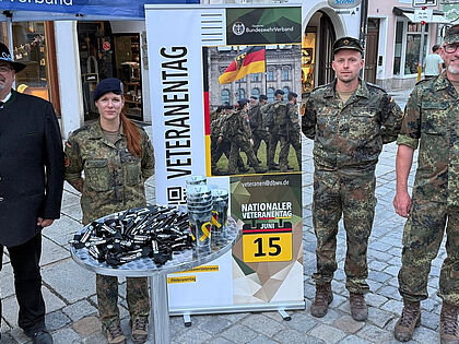 Kameradschaften des DBwV beim Veteranentag 2026 in Kaufbeuren: KERH‑Vorsitzender Hauptmann a.D. Friedel Wegner (von links), Stabsunteroffizier Verena Wolpert, TruKa‑Vorsitzender Hauptfeldwebel Jean‑Marie Bracht sowie StoKa‑Vorsitzender Oberstabsfeldwebel Marcus Wirsen. Foto: Marcus Wirsen