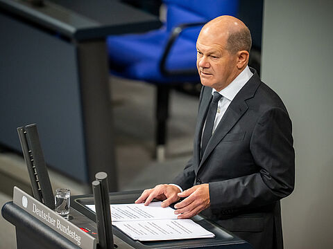 Bundeskanzler Olaf Scholz gab am Donnerstag eine Regierungserklärung zur Lage in Israel ab. Foto: picture alliance/dpa | Michael Kappeler