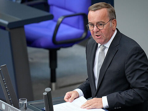 Verteidigungsminister Boris Pistorius verteidigte den Einzelplan 14, obwohl er mehr Geld für die Bundeswehr gefordert hatte. Foto: picture alliance/Flashpic/Jens Krick