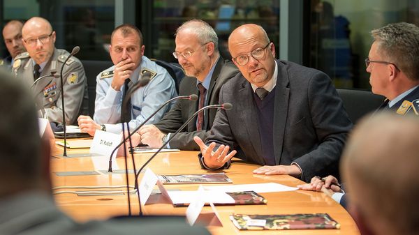 SPD-Politiker Fritz Felgentreu im Dialog mit den Ansprechpartnern. Foto: DBwV/Hepner