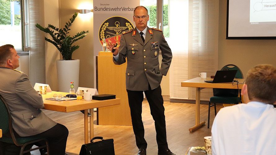 Brigadegeneral Hans-Dieter Müller informierte zu Neuigkeiten aus der Personalführung. Foto: DBwV