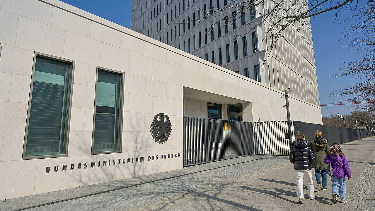 Das Bundesinnenministerium hat einen Gesetzentwurf zur Anpassung der Bundesbesoldung und -versorgung, zur Sicherstellung einer amtsangemessenen Alimentation und zur Änderung weiterer dienstrechtlicher Vorschriften erarbeitet. Foto: Picture-Alliance/Joko