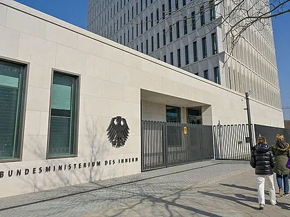 Das Bundesinnenministerium hat einen Gesetzentwurf zur Anpassung der Bundesbesoldung und -versorgung, zur Sicherstellung einer amtsangemessenen Alimentation und zur Änderung weiterer dienstrechtlicher Vorschriften erarbeitet. Foto: Picture-Alliance/Joko