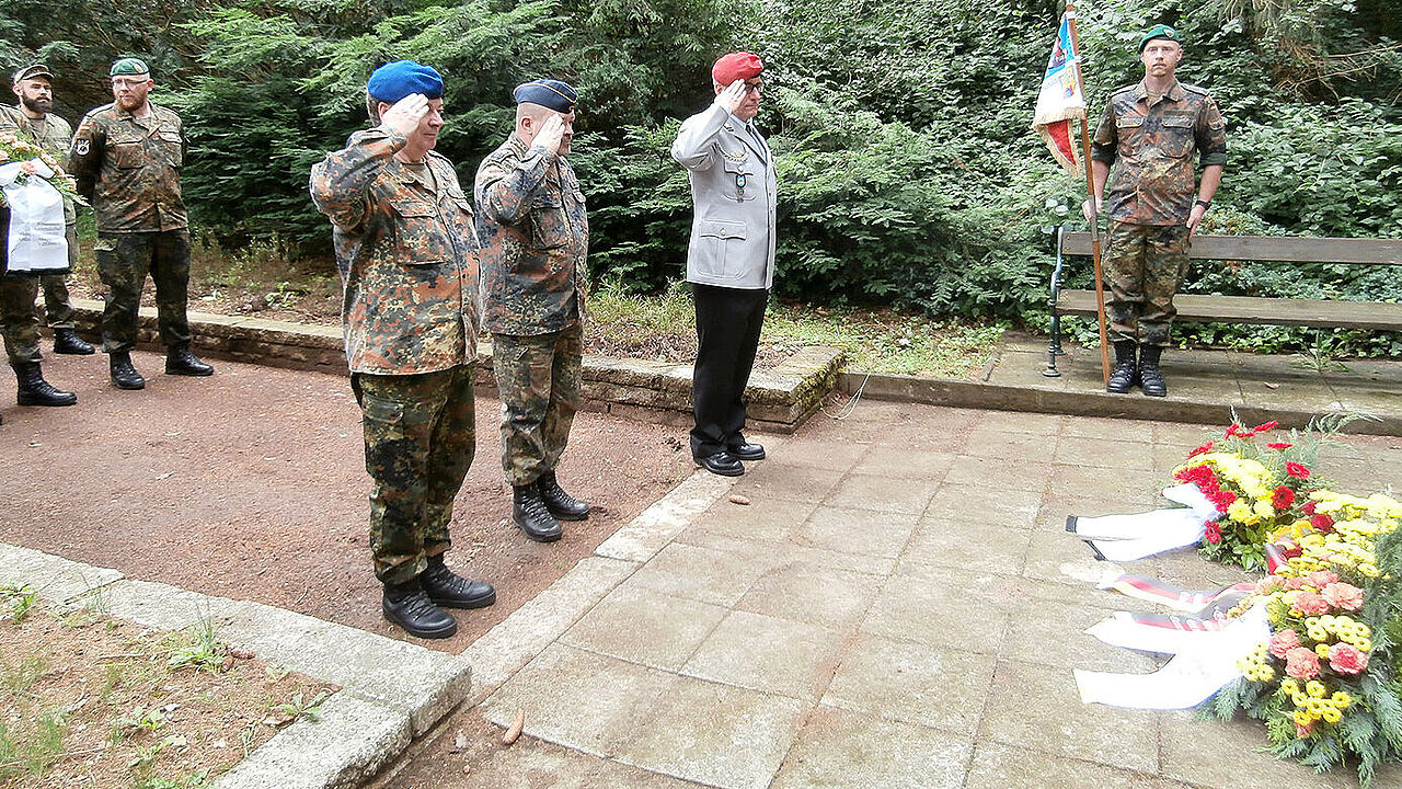 Gedenken am Clausewitz-Grabmal (v.l.n.r.):  Oberleutnant .d.R. Hans-Georg Lübke, Oberfeldwebel Marcel Kohlberg und Stabsfeldwebel Dirk Wontka (Foto: Franziska Wenning)